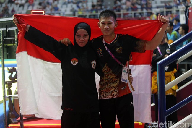 Suaminya Iqbal Candra Pratama mendapatkan medali emas untuk cabang olahraga pencak silat nomor tarung putra kelas 60kg-65kg. Pasangan ini disebut sebagai pengantin emas yang berhasil menyabet total bonus Rp 3 miliar. Foto: Agung Pambudhy