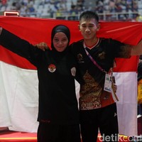 Suaminya Iqbal Candra Pratama mendapatkan medali emas untuk cabang olahraga pencak silat nomor tarung putra kelas 60kg-65kg. Pasangan ini disebut sebagai pengantin emas yang berhasil menyabet total bonus Rp 3 miliar. Foto: Agung Pambudhy