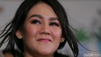 Sissy Prescillia terlihat kegerahan saat menghadiri jumpa pers film terbarunya Milly & Mamet di kawasan Kuningan, Jakarta Selatan, (27/8/2018). Foto: Ismail/detikHOT