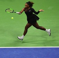 Ketika beraksi, juara enam kali US Open itu tampil dengan kostum lengan panjang beraksen asimetris pada area dada. Menariknya, bagian rok dibuat dengan bahan tulle bersiluet A sehingga bentuknya menyerupai busana balet. (Foto: Getty Images)