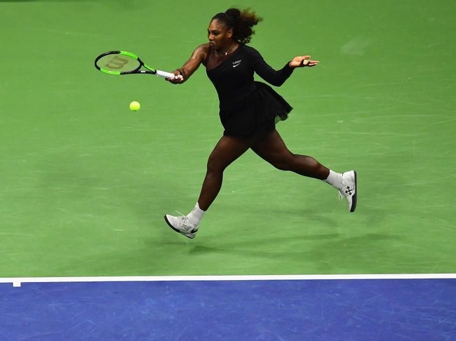 Ketika beraksi, juara enam kali US Open itu tampil dengan kostum lengan panjang beraksen asimetris pada area dada. Menariknya, bagian rok dibuat dengan bahan tulle bersiluet A sehingga bentuknya menyerupai busana balet. (Foto: Getty Images)