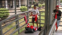Berbagai dagangan seperti syal, stiker bendera merah putih, boneka maskot Asian games 2018 hingga topi dipasarkan oleh para pedagang kepada para pengunjung GBK maupun warga yang lalu lalang.