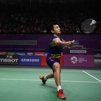 Jersey biru dongker dengan aksen garis kuning dan merah menjadi salah satu pilihan tim badminton Malaysia. Untuk busana pria hadir dalam dua versi, lengan pendek dan lengan buntung. Tidak ketinggalan logo berupa bendera Malaysia di bagian dada kanan. (Foto: AFP)
