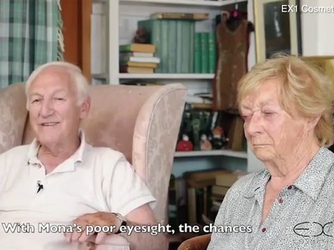 Suami dandani istri yang tidak bisa melihat.