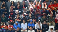Ratusan orang menyaksikan laga ini.