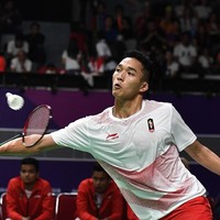 Jersey tersebut terdiri dari kaus putih lengan pendek dan celana pendek merah. Adapun kausnya dihiasi aksen berwarna pada bagian bahu dan perut, lalu terdapat logo produsen jersey, Li-Ning, dan logo tim Indonesia edisi Asian Games 2018. (Foto: Getty Images)