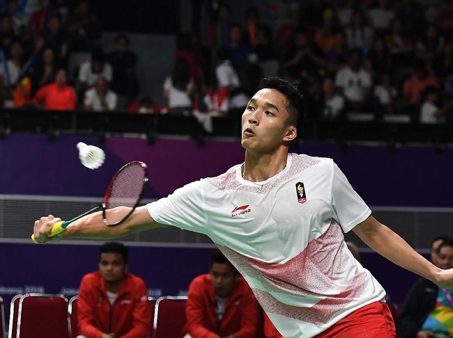 Jersey tersebut terdiri dari kaus putih lengan pendek dan celana pendek merah. Adapun kausnya dihiasi aksen berwarna pada bagian bahu dan perut, lalu terdapat logo produsen jersey, Li-Ning, dan logo tim Indonesia edisi Asian Games 2018. (Foto: Getty Images)