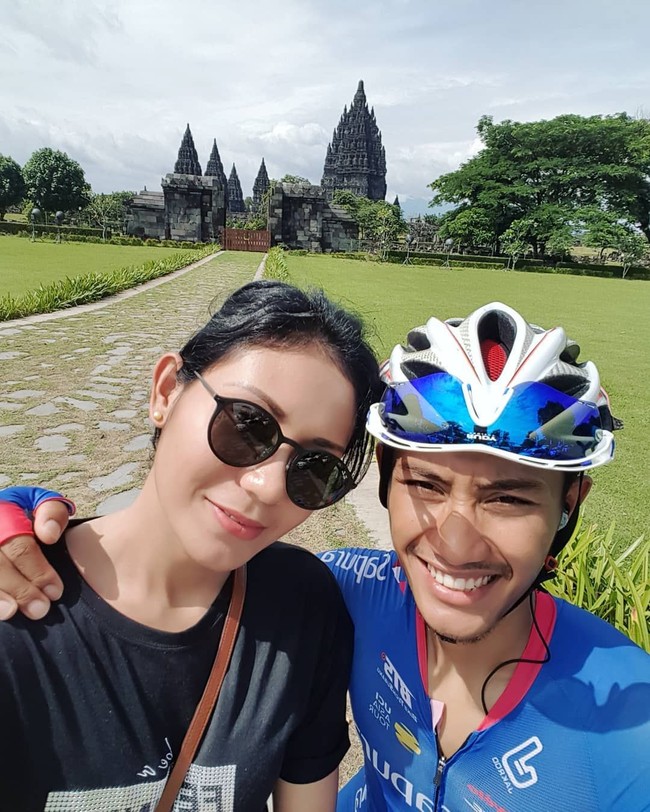 Yanthi dan Aiman pertama kali bertemu pada saat pelatihan nasional balap sepeda menuju Sea Games 2015. Setelah setahun menjalin asmara mereka pun memutuskan menikah saat Aiman berusia 22 tahun.  Foto: Instagram
