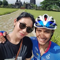 Yanthi dan Aiman pertama kali bertemu pada saat pelatihan nasional balap sepeda menuju Sea Games 2015. Setelah setahun menjalin asmara mereka pun memutuskan menikah saat Aiman berusia 22 tahun.  Foto: Instagram