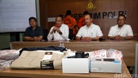 Barang bukti dan kedua pelaku yang berhasil diamankan pihak kepolisian dihadirkan dalam rilis pers tersebut.