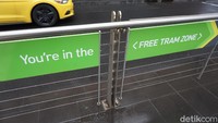 Daerah tersebut ditandai dengan papan Free Tram Zone. Tapi, di luar zona ini tetap berbayar. Harus teliti untuk memperhatikan stasiun mana yang gratis dan tidak (Shinta/detikTravel)