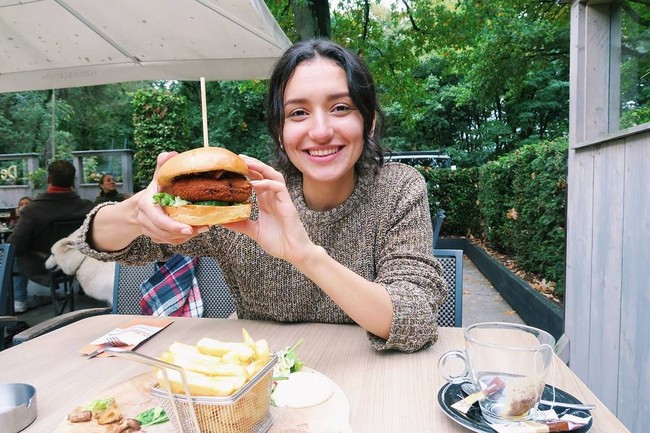 Setelah lepas dari veganism, Kristel kini mengonsumsi berbagai protein hewani tapi hanya yang berkualitas terbaik. Kristel hanya makan lemak dan protein dari hewan dengan pakan kualitas tinggi. Foto: Instagram/@kasumikriss
