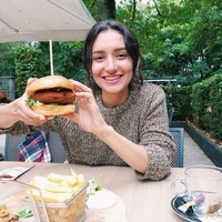 Setelah lepas dari veganism, Kristel kini mengonsumsi berbagai protein hewani tapi hanya yang berkualitas terbaik. Kristel hanya makan lemak dan protein dari hewan dengan pakan kualitas tinggi. Foto: Instagram/@kasumikriss