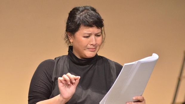 Teatrikal Dadakan Reza Rahadian dan Sita Nursanti di 'White Rabbit Red Rabbit'