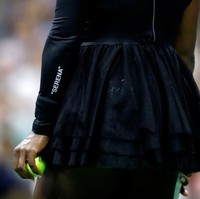 Pada bagian lengan, tertulis nama Serena yang mempertegas keeksklusifan desain tersebut untuknya. Adapun kostum ini merupakan bagian dari koleksi bertajuk Queen yang juga dijual untuk umum. (Foto: Getty Images)