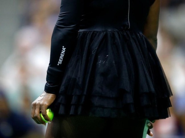 Pada bagian lengan, tertulis nama Serena yang mempertegas keeksklusifan desain tersebut untuknya. Adapun kostum ini merupakan bagian dari koleksi bertajuk Queen yang juga dijual untuk umum. (Foto: Getty Images)