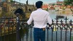 Foto: Gaya Traveling Mister International yang Tampan & Atletis