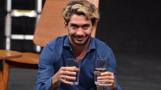 Teatrikal Dadakan Reza Rahadian dan Sita Nursanti di 'White Rabbit Red Rabbit'