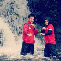 Pose dengan kuda-kuda silat di bawah air terjun, aksi mereka bikin kagum. Foto: Instagram