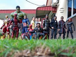 Aksi Superhero Mainan Saat Bersantai di Rumah