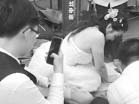 Aksi Xie yang masih mengenakan gaun pengantin tolong korban kecelakaan