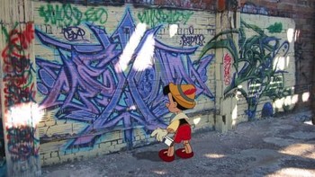 Pinocchio mencorat-coret dinding. Foto: disneyunhappilyeverafter.tumblr.com