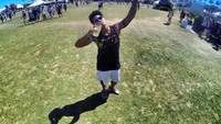 Hadiri festival musik di Amerika, Aqsa tampil sporty dengan minuman limun dingin yang segar. Foto: Instagram @aqsaaswar
