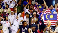 Tak hanya para atlet yang bertarung di lapangan, para suporter juga bekerja keras memberikan dukungan.