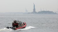 Dua kapal pemadam kebakaran dikerahkan ke Pulau Liberty untuk memadamkan kebakaran. Sedikitnya satu pekerja konstruksi mengalami luka yang tidak membahayakan nyawa akibat kebakaran ini. Foto: REUTERS/Andrew Kelly