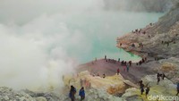 Foto: Sejumlah pengunjung masih berdatangan di bulan Agustus ini. Terlihat puluhan pengunjung memadati Kawah Ijen itu (Chuk S Widarsha/detikTravel)