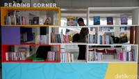 Pojok baca itu menjadi alternatif pengunjung untuk membunuh waktu menunggu mulainya pertandingan yang diselenggarakan di kawasan Gelora Bung Karno.
