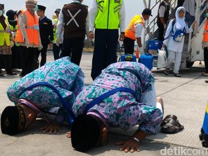 Penuh Haru, Jemaah Haji Kloter 1 Debarkasi Solo Tiba di Tanah Air