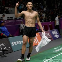 Bicara soal sixpack, kurang afdal rasanya menyertakan atlet badminton Tanah Air Jonatan Christie yang menyabet medali emas di Asian Games 2018. Selebrasi buka bajunya itu sukses membuat para perempuan Indonesia menggila. (Foto: Agung Pambudhy/detikfoto)