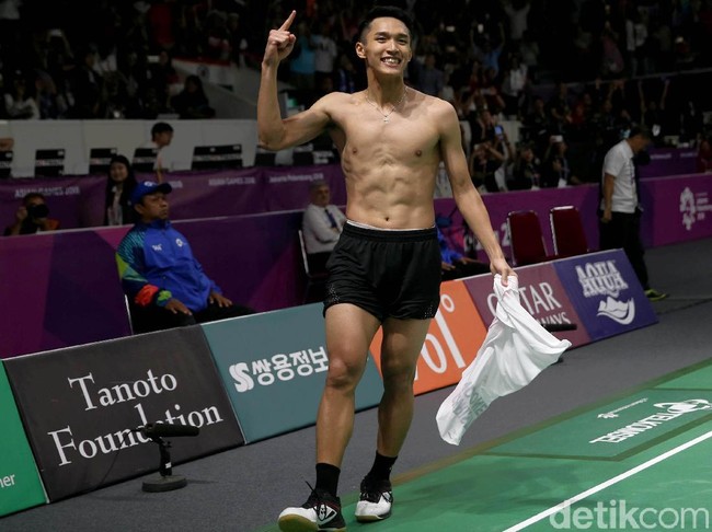 Bicara soal sixpack, kurang afdal rasanya menyertakan atlet badminton Tanah Air Jonatan Christie yang menyabet medali emas di Asian Games 2018. Selebrasi buka bajunya itu sukses membuat para perempuan Indonesia menggila. (Foto: Agung Pambudhy/detikfoto)