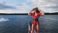 Liburan di Long Island, The Hamptons, Taylor tak melewatkan kesempatan untuk naik kapal dan berkeliling pantai. (taylor_hill/Instagram)