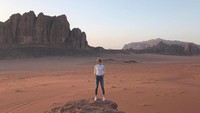 Di sela kesibukannya sekarang dia juga pergi jalan-jalan lho. (karliekloss/Instagram)