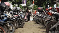 Kantong-kantong parkir selalu dipenuhi kendaraan penonton Asian Games.