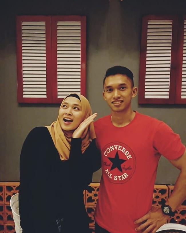 Peraih emas Asian Games 2018 untuk panjat tebing, Aries Susanti rupanya telah bertunangan dengan Muhammad Fajri Alfian, rekan setimnya. Kisah cinta mereka pun bermula saat mereka sama-sama mewakili Jawa Tengah dalam Pekan Olahraga Nasional Foto: Instagram