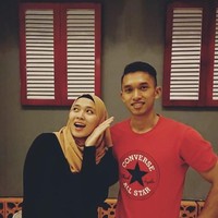 Peraih emas Asian Games 2018 untuk panjat tebing, Aries Susanti rupanya telah bertunangan dengan Muhammad Fajri Alfian, rekan setimnya. Kisah cinta mereka pun bermula saat mereka sama-sama mewakili Jawa Tengah dalam Pekan Olahraga Nasional Foto: Instagram