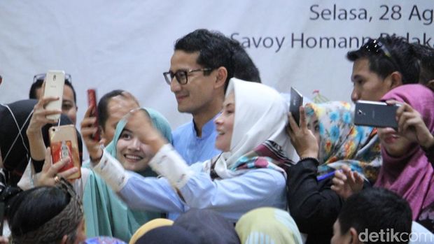  Sandiaga Uno saat diajak berfoto bersama di Hotel Savoy Homan, Bandung, Selasa (28/8/2018)