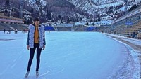 Sabina main seluncur es. Kakinya jenjang ya traveler? (Instagram/@altynbekova_20)
