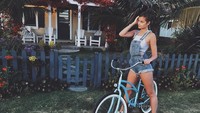 Saat berada di California untuk pemotretan, Taylor menyempatkan diri untuk foto-foto sambil main sepeda. (taylor_hill/Instagram)