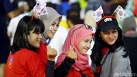 Mereka juga berpose dengan gaya finger love sign atau simbol cinta khas Korea.