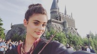 Jadi Potter Head, ini gaya Taylor saat traveling ke Wizarding World of Harry Potter. (taylor_hill/Instagram)