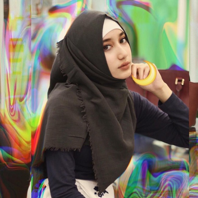 Hijab syar’i, khimar, atau gamis, seringkali dianggap tua. Namun, penampilan Chacha seakan menampik pemikiran itu Foto: Instagram/Oznapitzcha