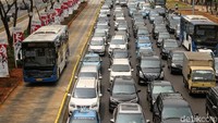 Kendaraan yang terjebak macet didominasi mobil pribadi.