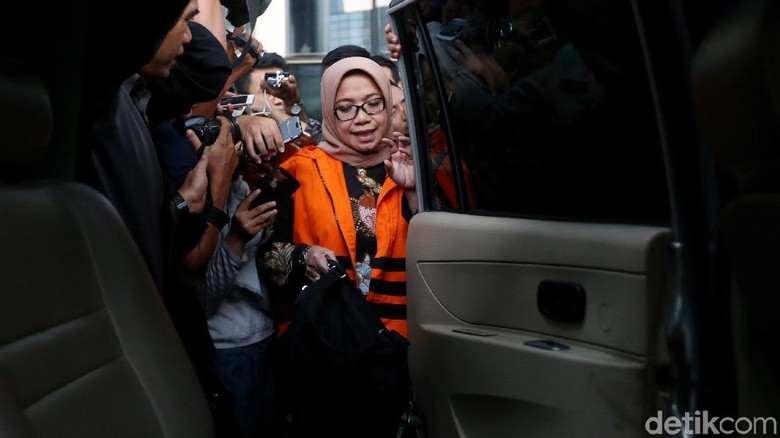 Eni Minta Bantuan untuk Suami di Pilkada: Pak Kotjo Beri Rp 2 M Eni Minta Bantuan untuk Suami di Pilkada: Pak Kotjo Beri Rp 2 M