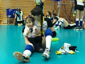 Potret si Cantik Sabina Altynbekova Saat Bersama Anak-anak