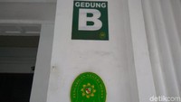 Ada 2 gedung di kompleks PN Medan. Gedung A dipakai untuk sidang. Sementara gedung B dipakai sebagai tempat kerja hakim. KPK menangkap para hakim di gedung ini.