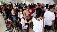 Penampakan antrean penonton jelang laga final bulutangkis Asian Games 2018.